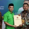 Ketua DPC PKB KBB, Asep Dedi saat menerima kunjungan dari KPU Bandung Barat. Dok Jabar Ekspres/Suwitno