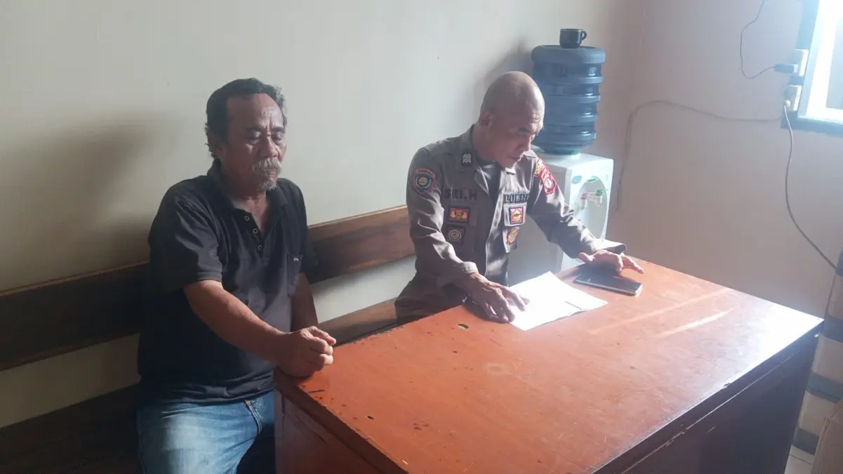 Dibegal hingga Dibacok di Rumpin Bogor, Pria Ini Luka di Dada dan Punggung Pihak kelurga korban saat membuat laporan ke Polsek Rumpin pada Sabtu (6/5/26). FOTO: Polsek Rumpin.