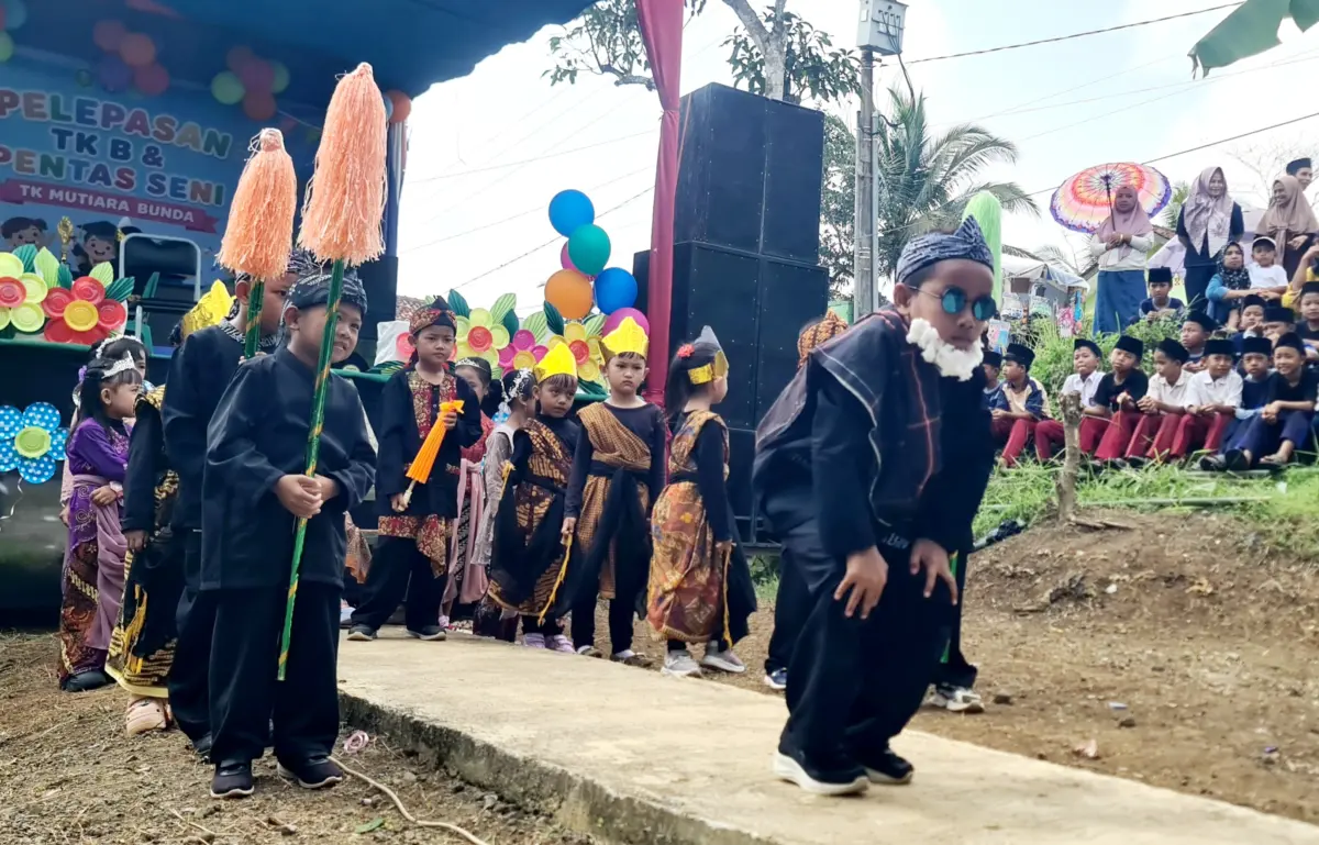 Pentas Budaya Sunda hingga Tangis Perpisahan, Momen Haru di TK Mutiara Bunda Sukaraja – jabarekspres.com