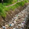 Irigasi Leuwi Kuya Cihampelas, Bandung Barat dipenuhi sampah. Dok Jabar Ekspres/Suwitno