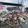 Tumpukan sampah kembali menggunung di kawasan Pasar Baleendah, Kecamatan Baleendah, Kabupaten Bandung, Senin (