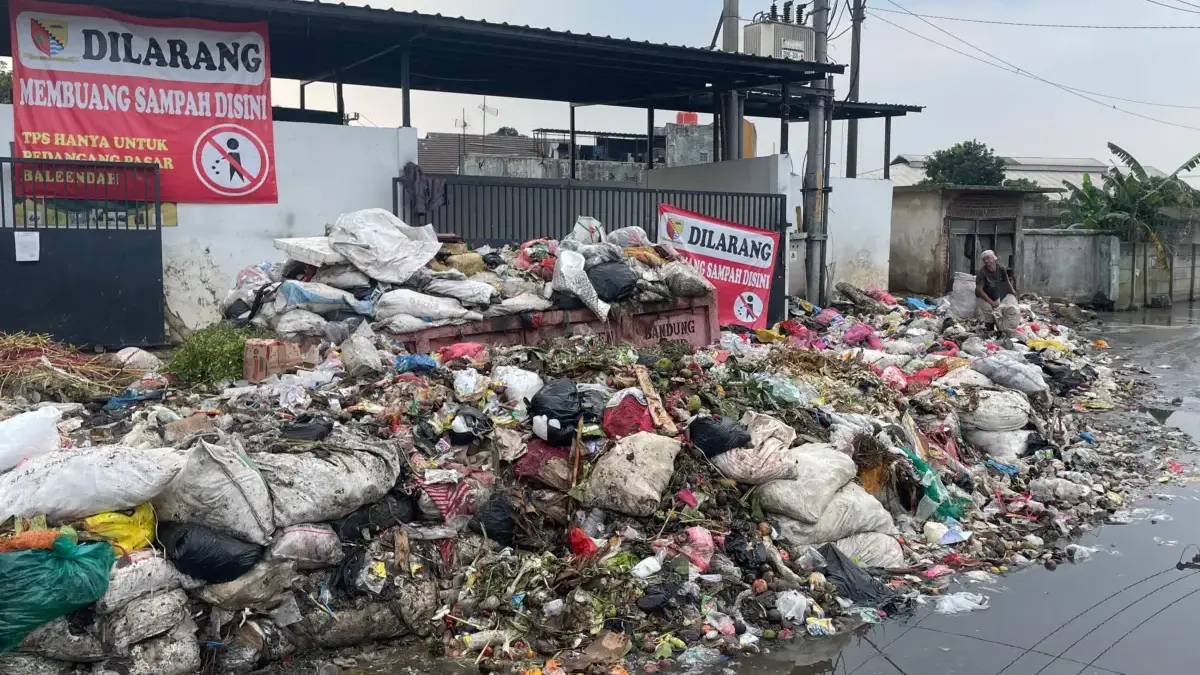 Sampah Kembali Menumpuk di Pasar Baleendah, Kadis LH Sebut Pengolahan Belum Optimal Tumpukan sampah kembali menggunung di kawasan Pasar Baleendah, Kecamatan Baleendah, Kabupaten Bandung, Senin (