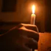 Ilustrasi: Warga menyalakan lilin saat terjadi pemadaman listrik di Kota Bandung. Foto: Dimas Rachmatsyah / Ja