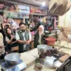 BULOG Kancab Bandung melakukan monitoring harga dan ketersediaan pangan pokok di Pasar Astana Anyar, Kota Band