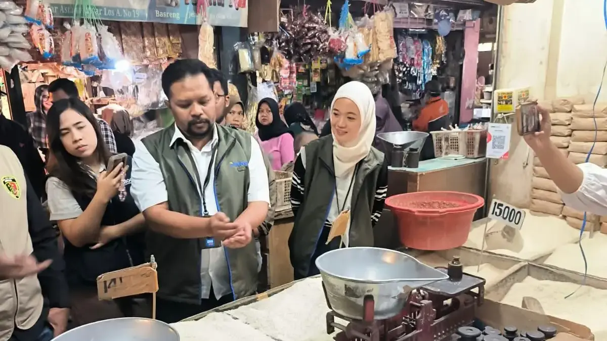 BULOG Pastikan Harga Beras Stabil, Lebih dari 500 Ribu KPM Sudah Terima Bantuan Pangan BULOG Kancab Bandung melakukan monitoring harga dan ketersediaan pangan pokok di Pasar Astana Anyar, Kota Band