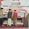 Kapolres saat menyerahkan hadiah kepada peserta pemenang lomba.