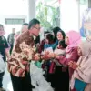 Bupati Ciamis Herdiat Sunarya memberikan santunan kepada warga kurang mampu belum lama ini. Menurutn