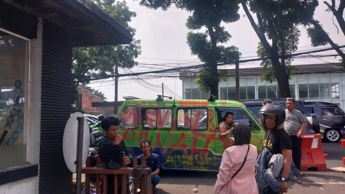 Sopir Angkot Trayek 21 Keluhkan Bus Stop Biskita Trayek K2: Penumpang Habis, Pendapatan Tinggal Separuh Para sopir angkot trayek 21 rute Ciawi-Baranangsiang mendatangi kantor Dishub Kota Bogor pada Senin (29/6/2026