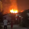 Api dan asap pekat membumbung tinggi ke langit saat melalap rumah warga di Kecamatan Ciampea Kabupaten Bogor.