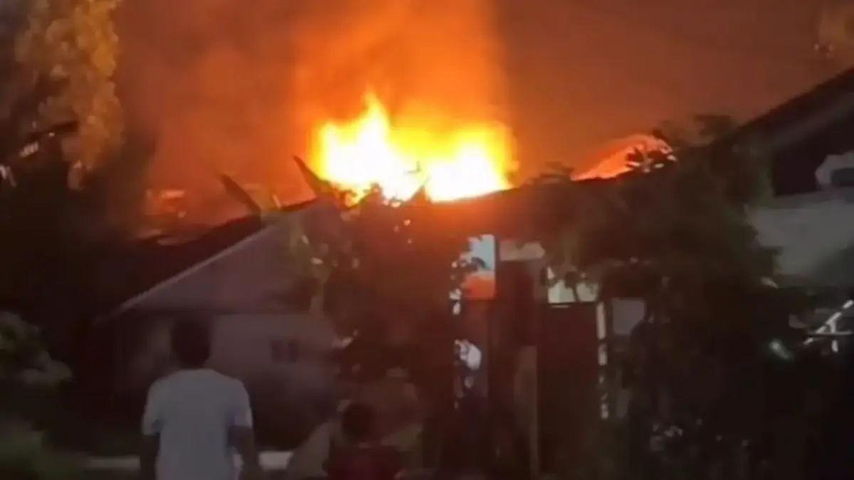 Api dan asap pekat membumbung tinggi ke langit saat melalap rumah warga di Kecamatan Ciampea Kabupaten Bogor.