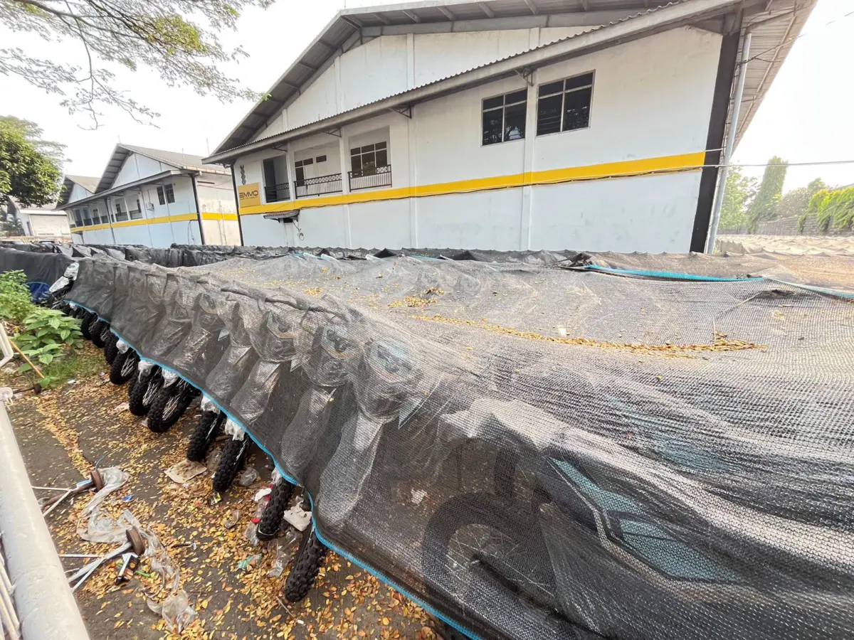 Di Bawah Terpal dan Tumpukan Daun Kering, Ribuan Motor BGN Senilai 1,3 Triliun Menanti Nasib di Sentul Bogor – jabarekspres.com