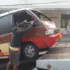 Proses evakuasi angkot yang mengalami kecelakaan tunggal hingga terguling di Desa Hegarmanah, Kecamatan Jatina