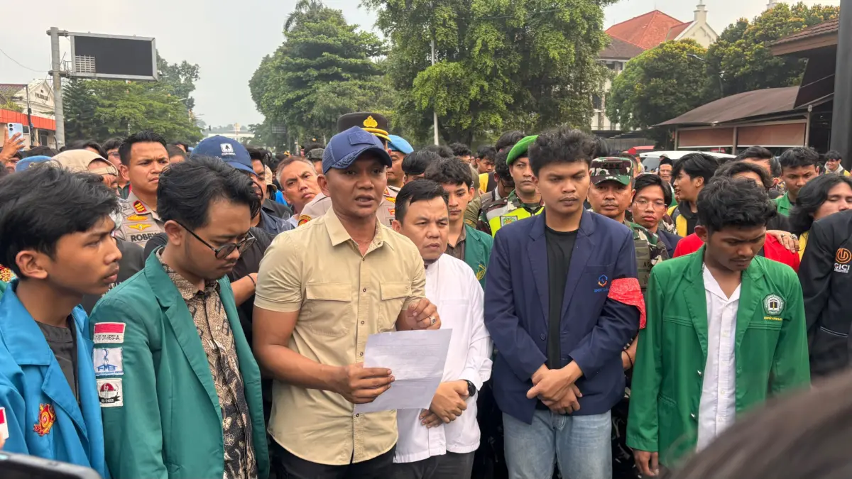 BEM Se-Bogor Raya Gelar Aksi, Pemkot dan DPRD Kota Bogor Janji Kawal Tuntutan ke DPR RI Dari kiri: Wakil Wali Kota Bogor Jenal Mutaqin, Ketua DPRD Kota Bogor Adityawarman Adil, bersama koordinator B