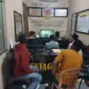 Tampak sejumlah warga nobar Piala Dunia di Mapolsek Cipatujah, Rabu (17/6/2026)