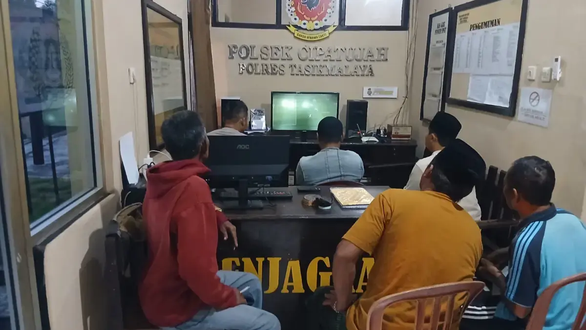 Tampak sejumlah warga nobar Piala Dunia di Mapolsek Cipatujah, Rabu (17/6/2026)