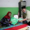 Wakil Ketua DPR RI Cucun Ahmad Syamsurijal saat menyerahkan secara simbolis kunci rumah hasil program Rumah Ti