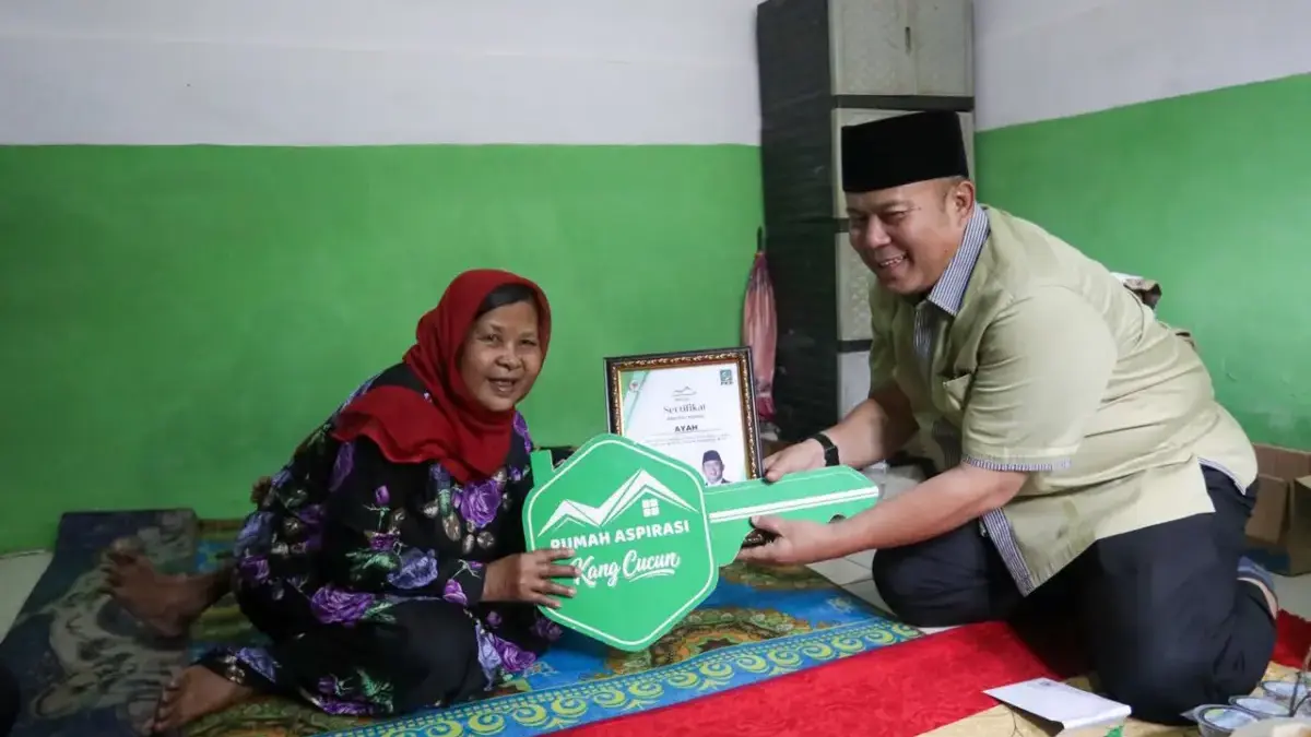 Wakil Ketua DPR RI Cucun Ahmad Syamsurijal saat menyerahkan secara simbolis kunci rumah hasil program Rumah Ti