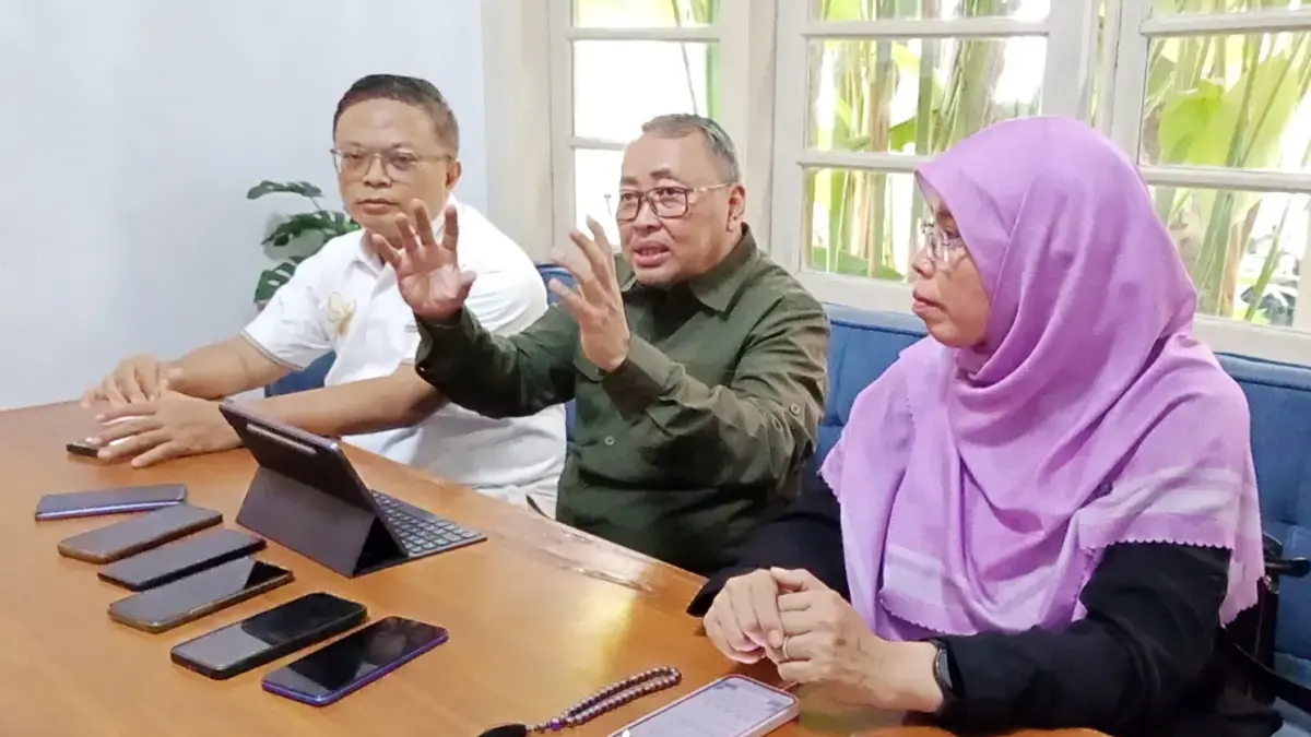 Ketua Komisi V DPRD Jabar Yomanius Untung (tengah) bersama Wakil Ketua Siti Muntamah dan anggota Zaini Shofari