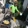Petugas gaslah mengambil sampah dari rumah warga untuk di olah di Liogenteng, Kota Bandung. Foto: Dimas Rachma