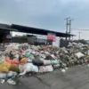 Tumpukan sampah kembali menggunung di kawasan Pasar Baleendah, Kecamatan Baleendah, Kabupaten Bandung, Senin (
