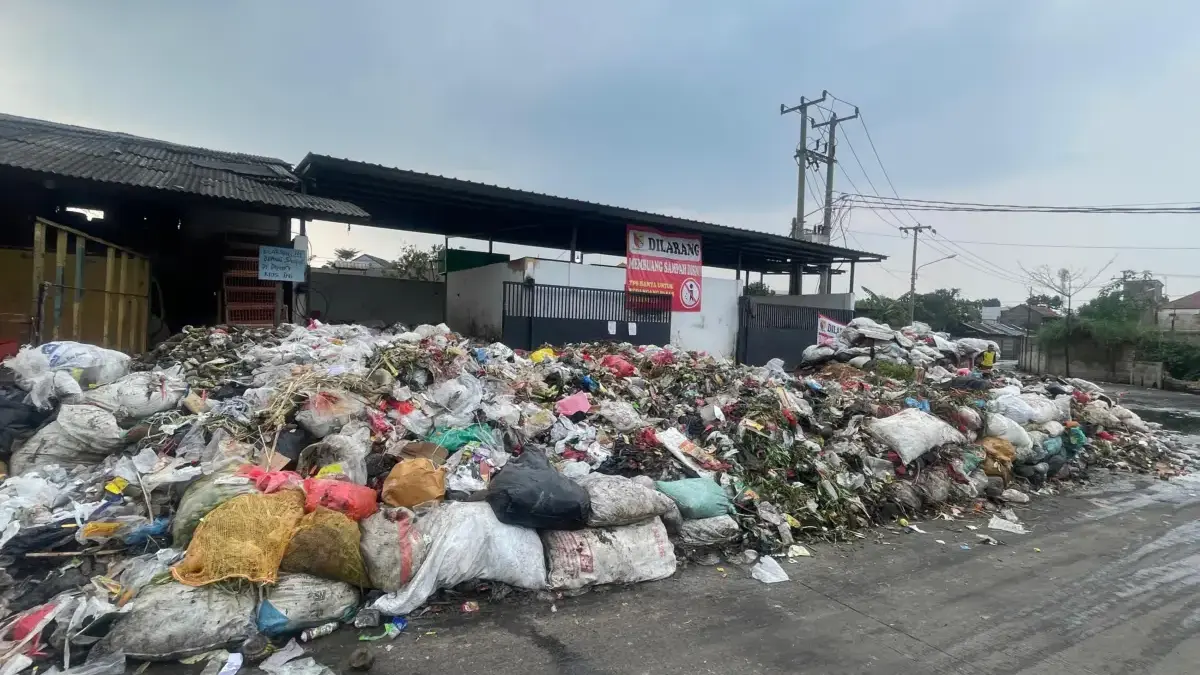 Baru Sebulan Diangkut, Tumpukan Sampah di Pasar Baleendah Muncul Lagi, Pedagang Minta Solusi Konkret Tumpukan sampah kembali menggunung di kawasan Pasar Baleendah, Kecamatan Baleendah, Kabupaten Bandung, Senin (
