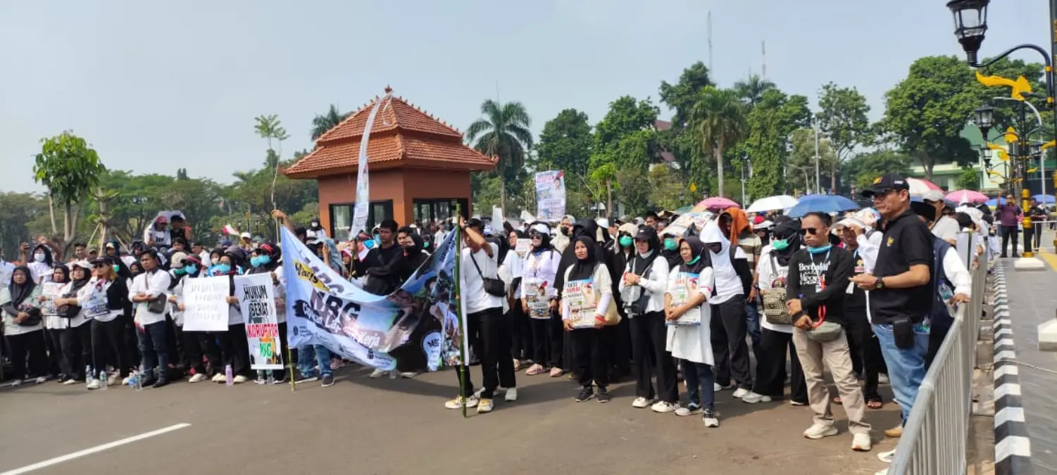 Ribuan Massa Tolak Program MBG Dihentikan, Minta Prabowo Lanjutkan Makan Gratis – jabarekspres.com