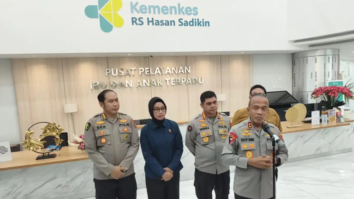 Kapolda Jabar Irjen Pol Rudi Setiawan memberikan keterangan pers di Rumah Sakit Hasan Sadikin, Kota Bandung, S