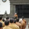 Pola kerja sama antara Disdik Jabar dengan sekolah swasta masih menyeiakan tanda tanya besar. Persoalan angg