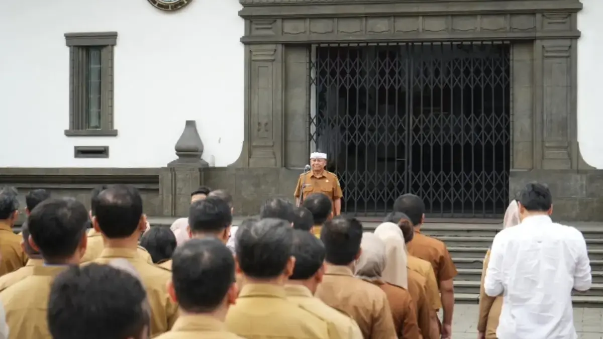 Pola kerja sama antara Disdik Jabar dengan sekolah swasta masih menyeiakan tanda tanya besar. Persoalan angg