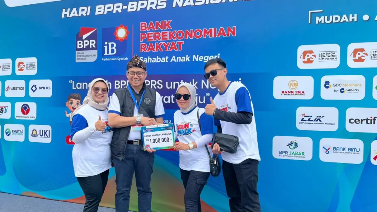 Kemeriahan acara fun walk hari BPR-BPRS Nasional di Bandung