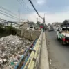 Tumpukan sampah terlihat memenuhi aliran Sungai Cikapundung di sekitar Jembatan Cipurut yang berada di perbata
