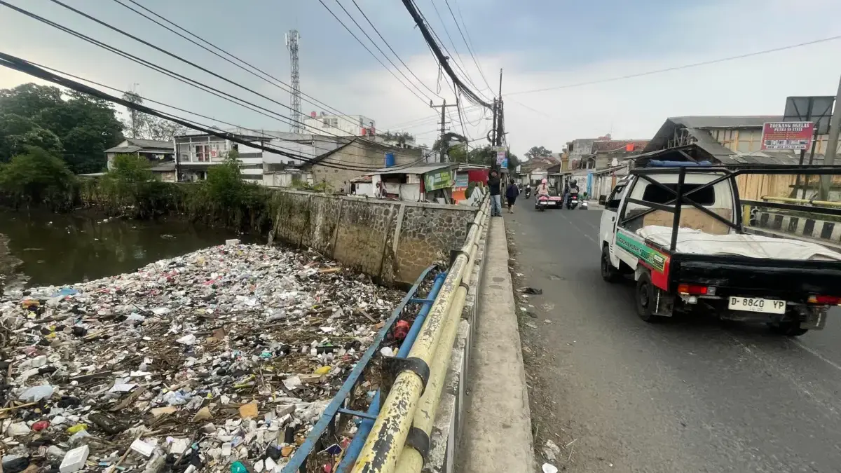 Tumpukan sampah terlihat memenuhi aliran Sungai Cikapundung di sekitar Jembatan Cipurut yang berada di perbata