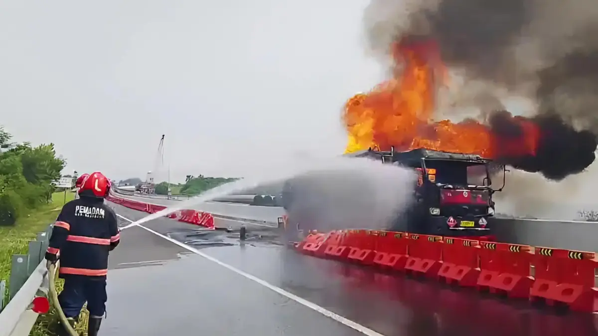 Si Jago Merah Mengamuk di Tol Cisumdawu, Truk Tangki BBM Pertamina Dilahap Kobaran Api