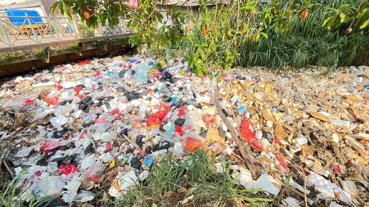 Tepat di Hari Lingkungan Hidup Sedunia, Air Kali Baru Bojonggede Hilang Tertutup Tumpukan Sampah