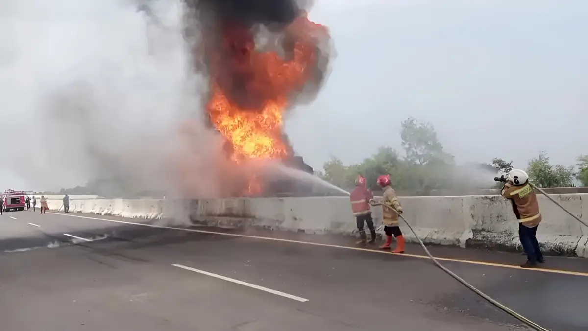 Soal Insiden Truk Tangki Pertamina Terbakar di Tol Cisumdawu, Polres Sumedang Sebut Masih Penyelidikan Soal Insiden Truk Tangki Pertamina Terbakar di Tol Cisumdawu, Polres Sumedang Sebut Masih Penyelidikan