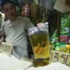 Pedagang menata minyak subsidi Minyakita di Pasar Kosambi, Kota Bandung, Minggu (7/6). Foto: Dimas Rachmatsyah