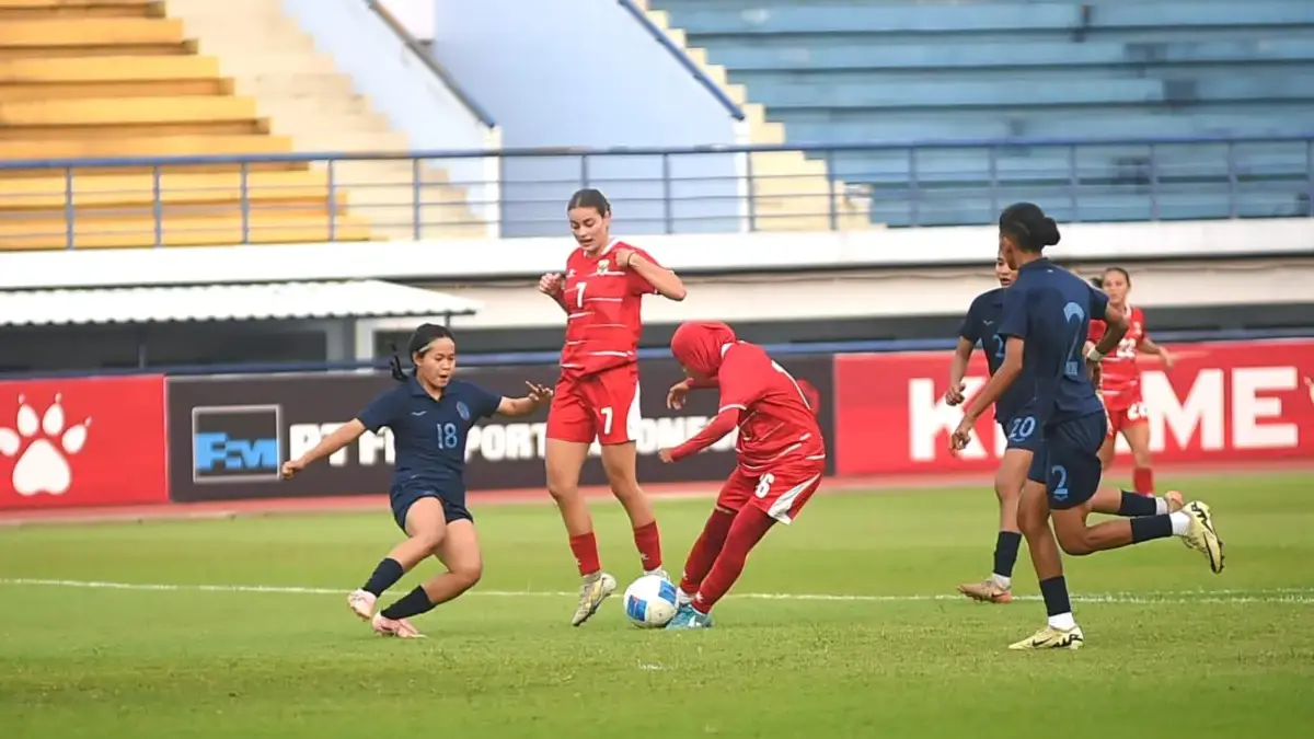 Pemain timnas putri Indonesia Rosdilah Siti Nurrohmah (ketiga kiri) menendang bola yang berbuah gol ke gawang