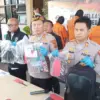 Kapolres Sumedang, AKBP Sandityo Mahardika saat menunjukkan barang bukti pelaky perampokan oleh tiga wartawan