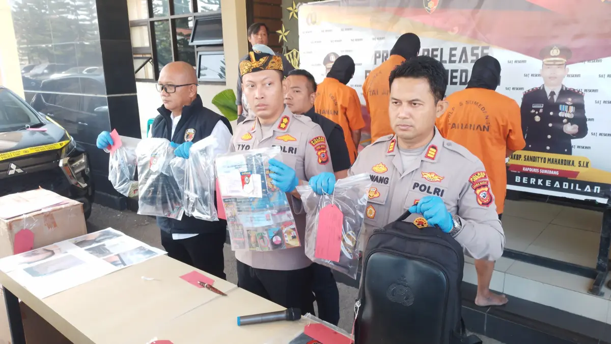 Polres Sumedang Ungkap Modus Wartawan Gadungan, Airsoft Gun Dipakai untuk Aksi Perampokan Kapolres Sumedang, AKBP Sandityo Mahardika saat menunjukkan barang bukti pelaky perampokan oleh tiga wartawan
