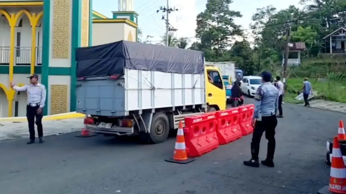 Pemkab Tasikmalaya Soal Portal Papayan-Cikalong: Bukan Menutup Jalan tapi Menyelamatkan Infrastruktur Pemkab Tasikmalaya Soal Portal Papayan-Cikalong: Bukan Menutup Jalan tapi Menyelamatkan Infrastruktur