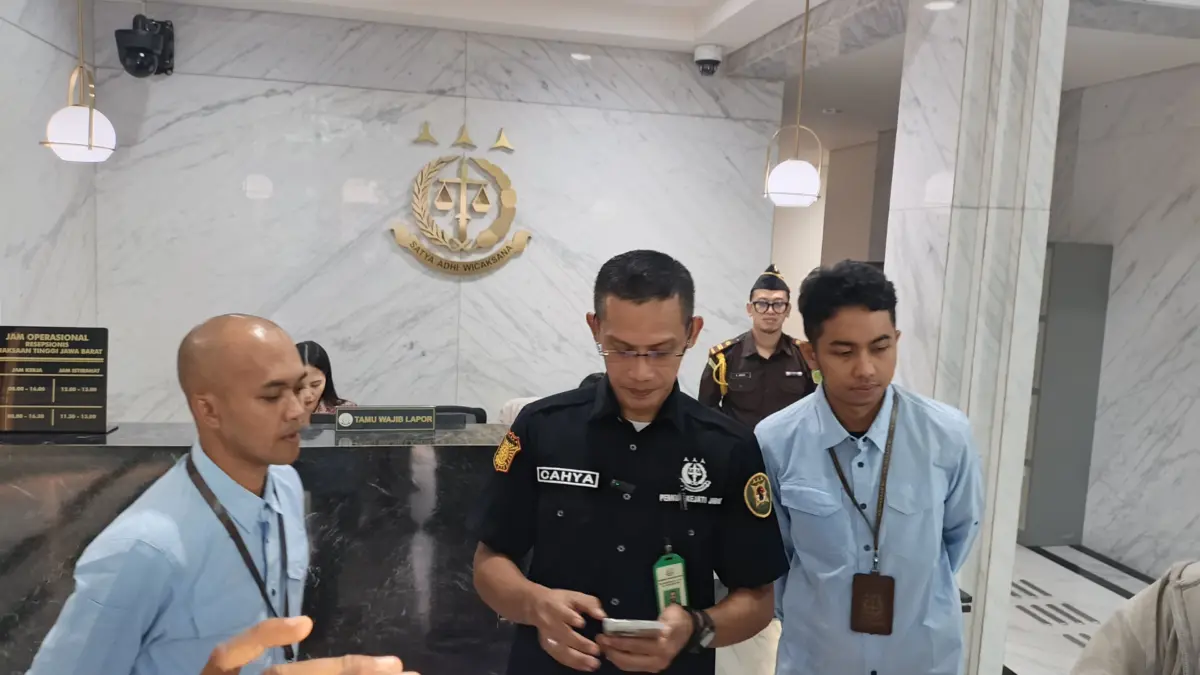 Dua dari Tiga Tersangka Dugaan Korupsi Tuper DPRD Indramayu Diperiksa Kejati Jabar, Wabup S Tak Hadir? Dua dari Tiga Tersangka Dugaan Korupsi Tuper DPRD Indramayu Diperiksa Kejati Jabar, Wabup S Tak Hadir?