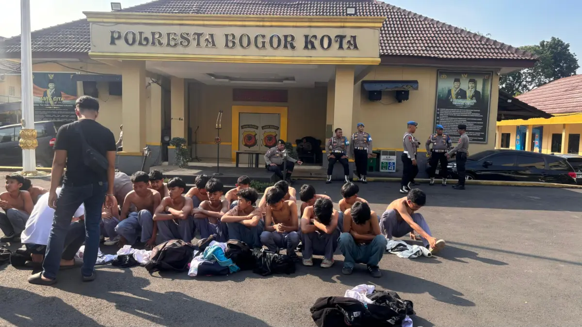 Amankan 20 Siswa SMK di Sholeh Iskandar Bogor, Satgas Pelajar Temukan Dua Celurit! Amankan 20 Siswa SMK di Sholeh Iskandar Bogor, Satgas Pelajar Temukan Dua Celurit!