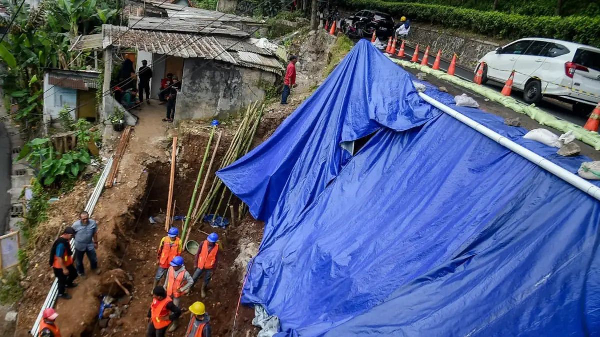 Tebing Penahan Tanah Sekitar 6 Meter di Dago Bengkok Longsor Tebing Penahan Tanah Sekitar 6 Meter di Dago Bengkok Longsor