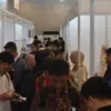 Ilustrasi: Pencari kerja mencari informasi saat bursa kerja di Bandung. Foto: Dimas Rachmatsyah / Jabar Ekspre