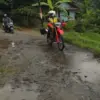 Bupati Cecep Tegaskan Perbaikan Jalan Rusak Puspahiang-Mandalasari, Siapkan Anggaran Rp6,88 Miliar