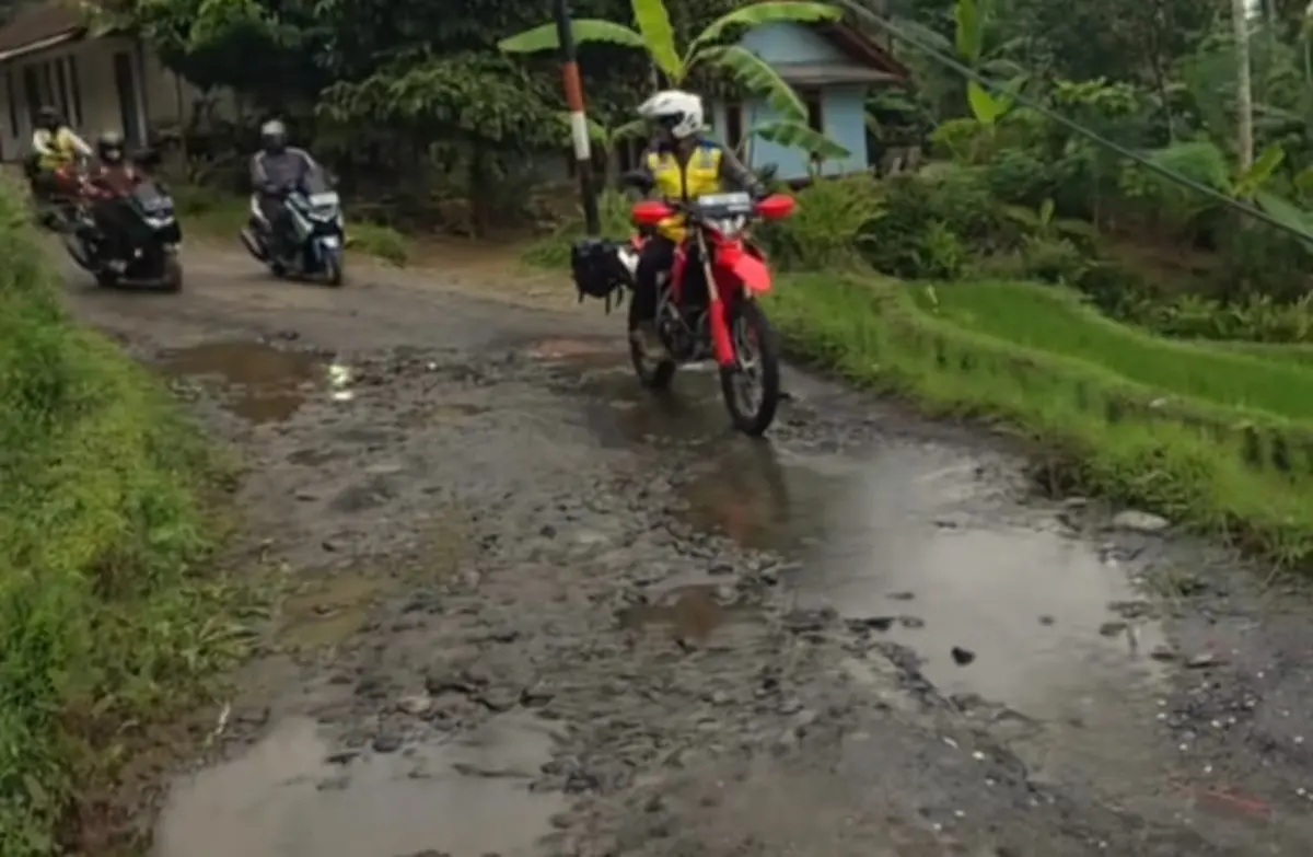 Bupati Cecep Tegaskan Perbaikan Jalan Rusak Puspahiang-Mandalasari, Siapkan Anggaran Rp6,88 Miliar – jabarekspres.com