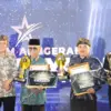 Pemberian penghargaan di Malam Anugerah Budaya Kota Cmahi Tahun 2025