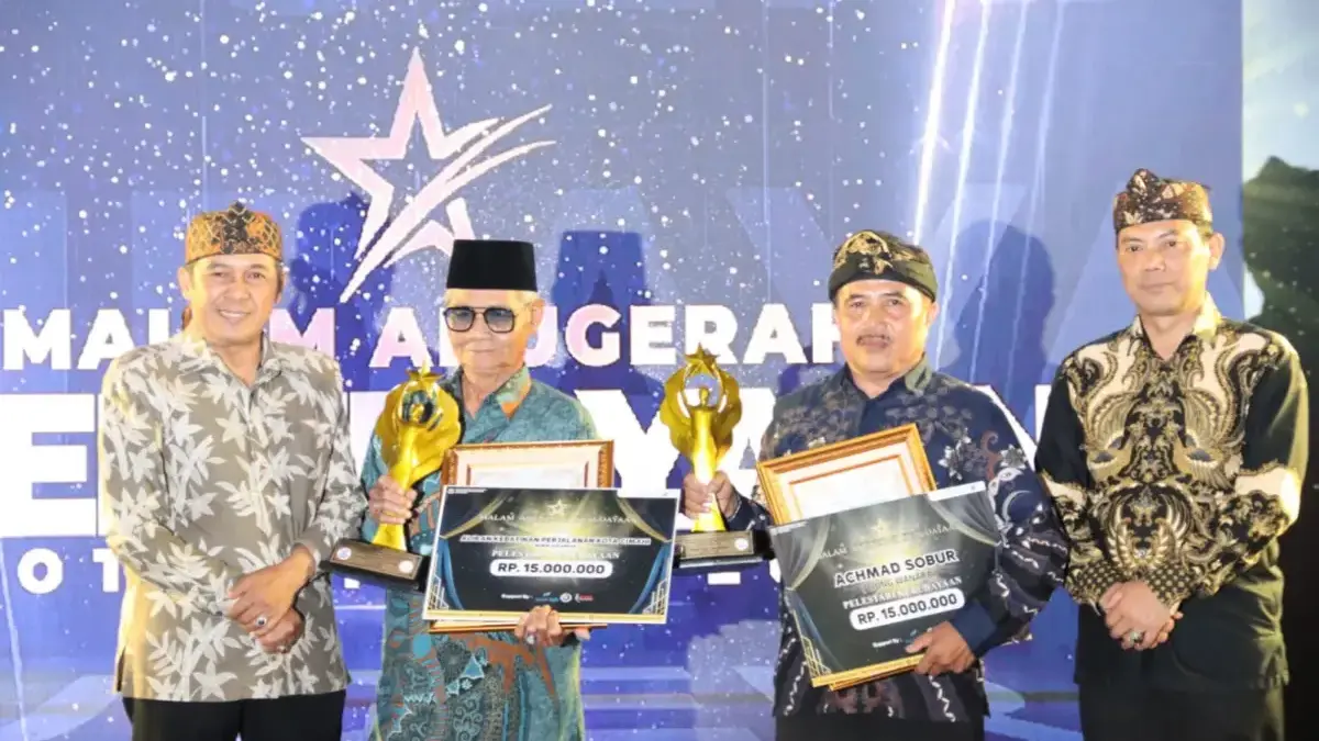 Pemberian penghargaan di Malam Anugerah Budaya Kota Cmahi Tahun 2025
