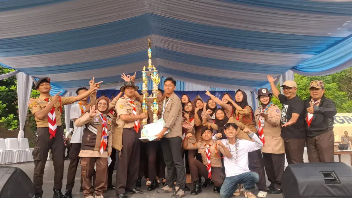 Kontingen juara pertama Laga Kaushala Kwarcab Gerakan Pramuka Kabupaten Bandung Barat berfoto bersama usai men