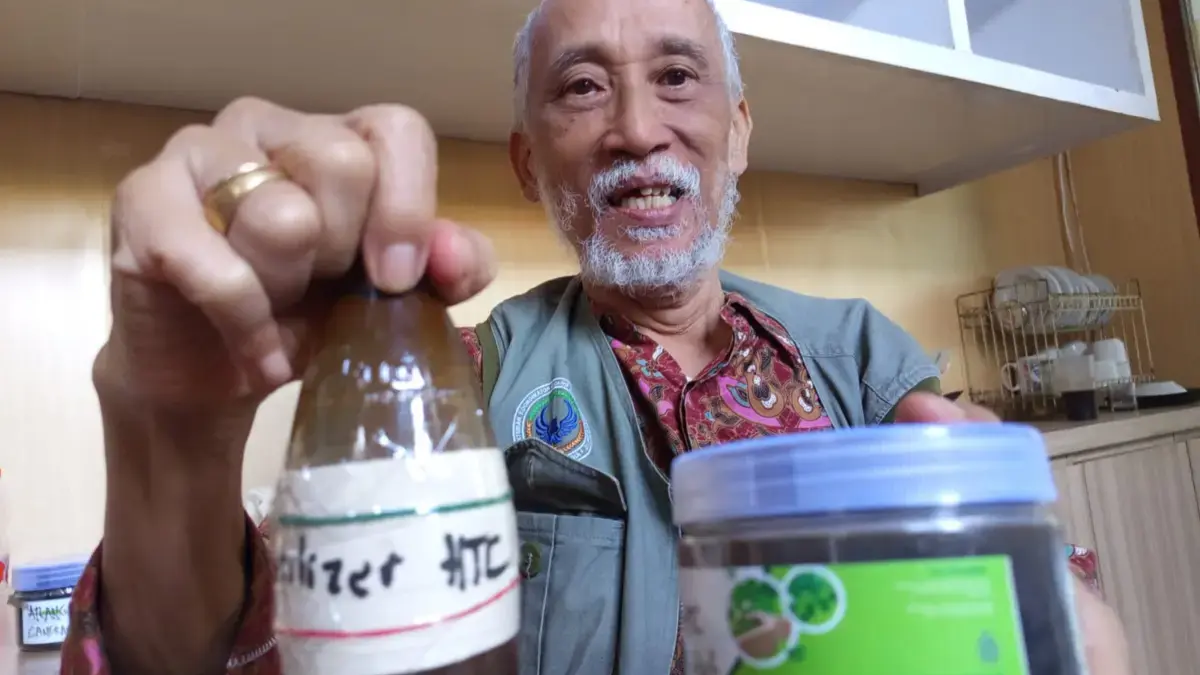 Demi Bantu Penanggulangan Sampah, Kakek Asal Malang Rela ke Bandung untuk Kenalkan Inovasi HTC Gonjang Ganjing Demi Bantu Penanggulangan Sampah, Kakek Asal Malang Rela ke Bandung untuk Kenalkan Inovasi HTC Gonjang Ganjing